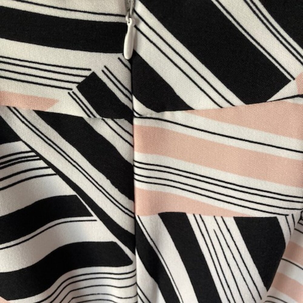 Nine West Size 4 skirt with Zipper in back, geometric pattern, pink white and bl